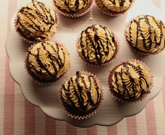 Sjokoladecupcake med peanøtt fyll og sjokoladefudge saus.