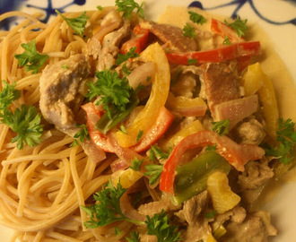Svinekjøtt i strimler med paprika, løk og pasta ♫♫