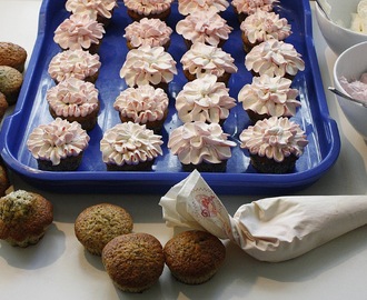 Valmuecupcakes med rosa og hvit blomstertopping
