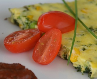 Grønn omelett med hvitløksbrød og tomatsaus