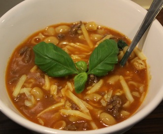 Kjapp tomatsuppe med makaroni og kjøttdeig