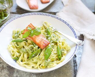 PASTA MED PESTO OG STEKT LAKS