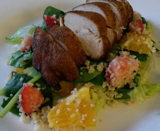 Sommersalat med karri-marinert kyllingfilet og limedressing