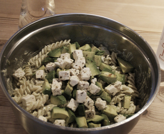 Oppskrift: Pastasalat med avokado og pesto