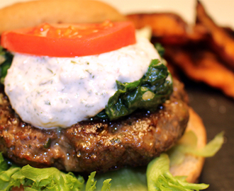 Burger med rømmedressing og søtpotetfries