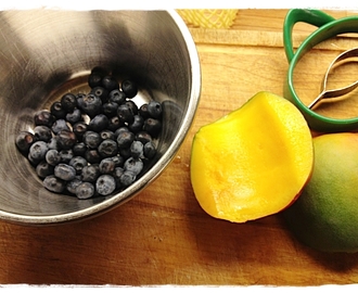 Fruktsalat med mango og blåbær