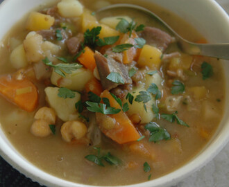 Suppe med kikerter og lettsaltet fårekjøtt