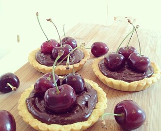 Sjokoladeterter med moreller - Chocoate tartlettes with cherries