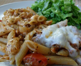Mozzarellagratinert pasta og kjøttsaus