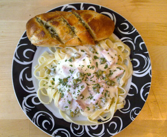 Pasta med skinke og ostesaus