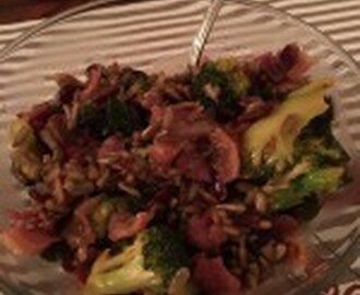 Lun broccolisalat med bacon og tranebær