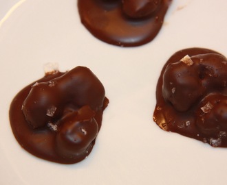 Trippelnøtter med knasende karamell og sjokolade