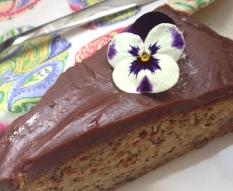 Har du fortsatt bananer igjen etter påskeferien? Lag en deilig banankake med sjokolade/karamellglasur.