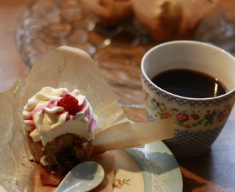 Bringebær cupcakes med sjokolade, toppet med krem