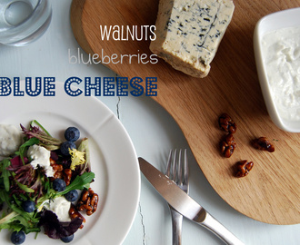 Salat med blåmuggdressing, kandiserte valnøtter og blåbær