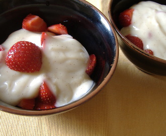 Nydelig proteinkrem med hvit sjokoladesmak og jordbær