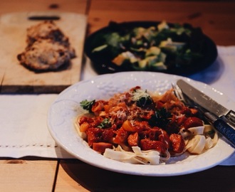 Pastarett med salat og rundstykker