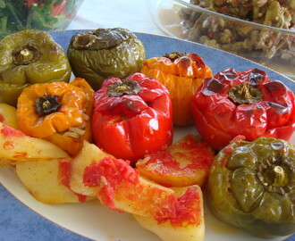 Supersunn grønnsaksform med fylte paprika og tomater