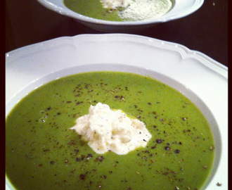Soppa på gröna ärtor och mynta med citron- och parmesankräm