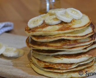 Amerikanske pannekaker med banan og akasiehonning