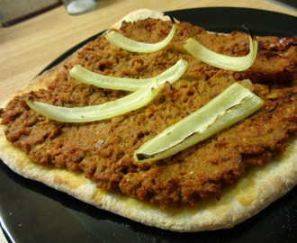 Lahmacun - pizzaavarten med deilig lammekjøtt og spennende krydder