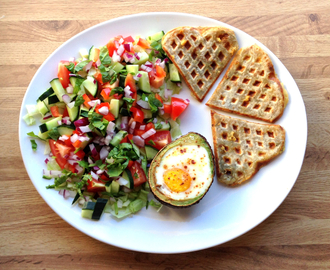 Bakt avokado med egg & lompe-vaffeltoast