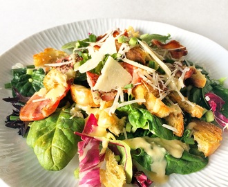 Caesarsalat – bacon , krutonger, parmesan og digg dressing