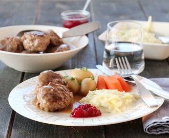 MAMMAS KJØTTKAKER MED BRUN SAUS OG KÅLSTUING