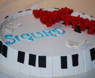Pianokake med overdådig sjokoladekake.
