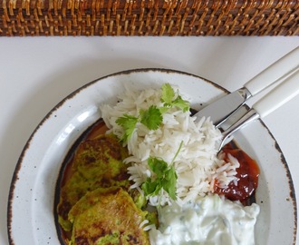 Indiske blomkålsfrikadeller med yoghurtsaus – vegetar