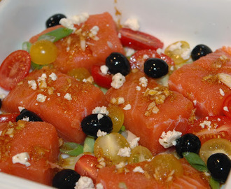 Middelhavslaks med tomater og oliven