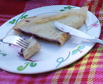 Piknik i parken; pannekaker med blåbær
