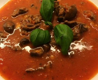 Hjemmelaget tomatsuppe med linser og kjøttboller