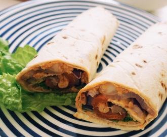 Vegetariske wraps med stekte grønnsaker og hummus