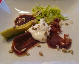 HJORTECARPACCIO MED PEPPERROTKREM OG RISTEDE PINJEKJERNER