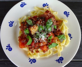 Kjøttsaus a'la bolognese med grønnsaker ♥ Servert med tagliatelle !