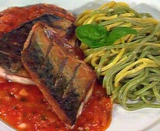 Makrellfilet med tomatsaus og pasta