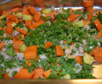 Lun, eksotisk salat med kikerter, søtpotet og squash