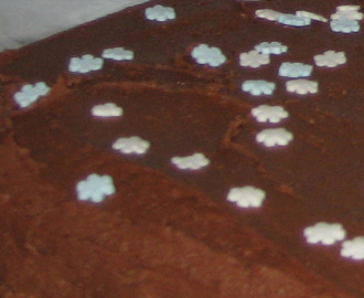 Sjokoladekake med krem laget av firkløversjokolade