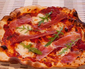 ITALIENSK PIZZA MED SERRANOSKINKE