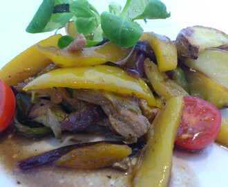 Grønnsakwok med svinekjøtt, mango og ovnsbakte potetbåter