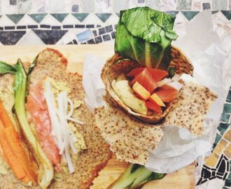 Gluten- och laktosfritt tunnbröd med hummus, lax och pak choi