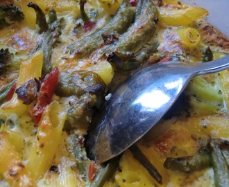 Vegogratäng med glutenfri pasta, wok-grönsaker, mozarella och parmesan