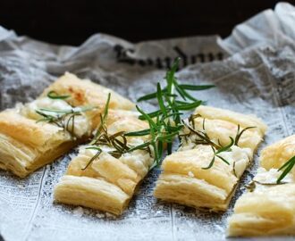 Enkla chèvresnittar med rosmarinolja, färsk rosmarin & flingsalt!