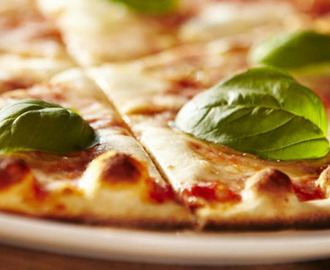 Pizza med vitlök och basilika