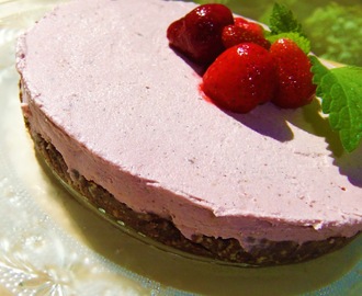 Raw jordgubbscheesecake
