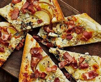 Pizza med bacon, päron och ädelost