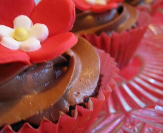 Chokladcupcakes med rödvita blommor