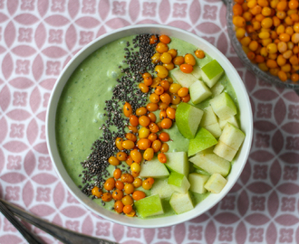 Grön smoothiebowl med spenat, äpple och havtorn – clean eating