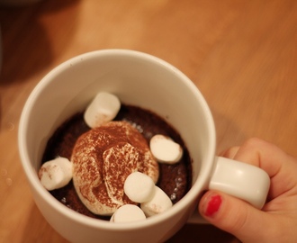 Chokladkaka i kopp med cremé fraiche och marshmallows